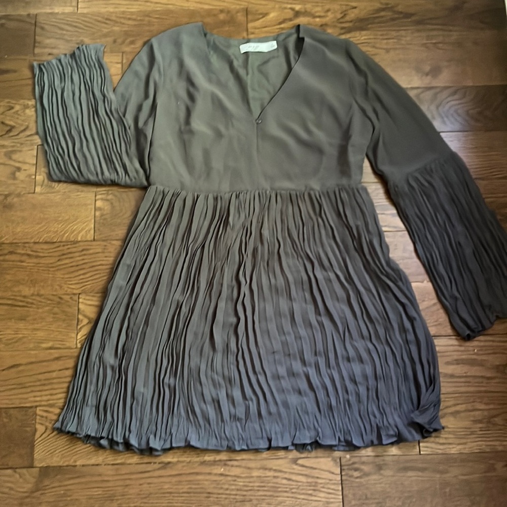 Ali and Jay Flowy dress w/ pleated skirt and sleeve